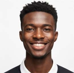 Portrait client : jeune africain souriant